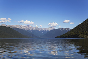 Blick auf den malerischen Nelson Lakes-Nationalpark auf der Südinsel Neuseelands mit dem glitzernden Rotoroa-See - GWF001610