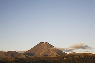 Blick auf den majestätischen Mount Ngauruhoe im Tongariro-Nationalpark auf der Nordinsel Neuseelands - GWF001612