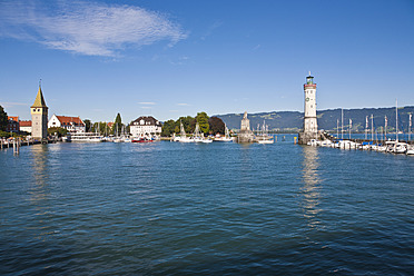 Blick auf den Leuchtturm und das Stadtbild von Lindau in Bayern, Deutschland - WDF001063