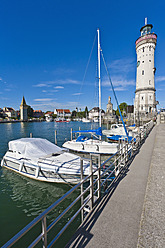 Blick auf den Leuchtturm und das Stadtbild von Lindau in Bayern, Deutschland - WDF001064