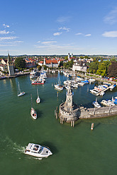 Blick auf den malerischen Hafen von Lindau in Bayern, Deutschland, mit im Wasser dümpelnden Booten - WD001065