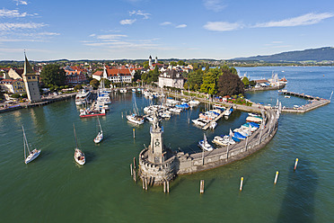 Blick auf den belebten, mit Booten geschmückten Hafen von Lindau in der malerischen Region Bayern, Deutschland - WD001066