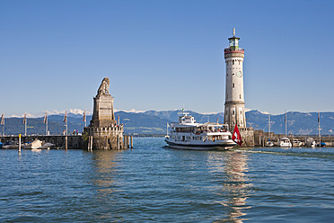 Blick auf einen Leuchtturm und ein Ausflugsboot auf einem See in Baden-Württemberg, Deutschland - WD001073