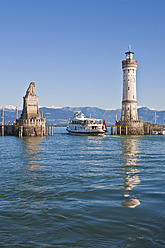 Blick auf den Leuchtturm von Lindau und ein Ausflugsschiff auf dem Bodensee in Baden-Württemberg, Deutschland - WD001077