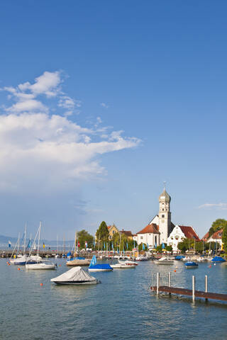 Blick auf den Hafen in Wasserburg, Bayern, Deutschland, mit der schönen St. Georgskirche, lizenzfreies Stockfoto