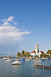 Blick auf den Hafen in Wasserburg, Bayern, Deutschland, mit der schönen St. Georgskirche - WDF001082