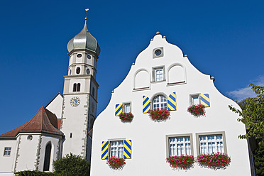 Blick auf die Kirche St. Georg und das Malhaus in Wasserburg, Bayern, Deutschland - WD001083