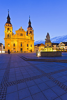 Nachts bieten die evangelische Stadtkirche und der Brunnen in Ludwigsburg, Baden-Württemberg, Deutschland, ein schönes und friedliches Bild - WDF001085