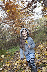 Germany, Huglfing, Girl holding leaf, smiling, portrait - RIMF000074