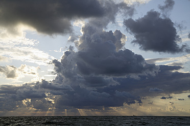 Atemberaubender Abendblick auf die Nordsee und die Wolken vom niederländischen IJsselmeer aus - TCF002006