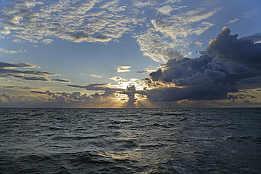 Atemberaubender Abendblick auf die Nordsee und Wolken über dem IJsselmeer in den Niederlanden - TCF002009