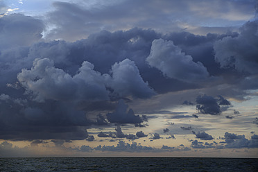 Blick auf die Nordsee und die Wolken in den Abendstunden, aufgenommen vom niederländischen IJsselmeer aus - TCF002010