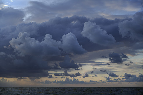 Blick auf die Nordsee und die Wolken in den Abendstunden, aufgenommen vom niederländischen IJsselmeer aus - TCF002010