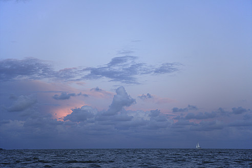 Blick auf ein Segelboot auf dem IJsselmeer in den Niederlanden an einem schönen Abend auf der Nordsee - TCF002011