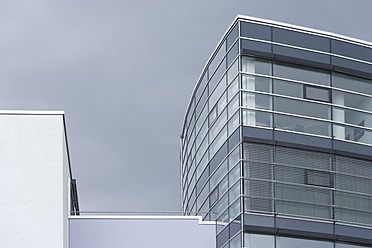 Panoramablick auf ein elegantes Bürogebäude in München, Bayern, Deutschland, das moderne Architektur zeigt - TCF002017