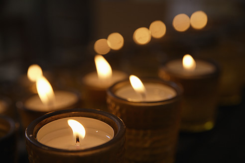 Nahaufnahme von Kerzen für die Abendmahlsfeier in einer Kirche in Schaeftlarn, Deutschland - TCF002031