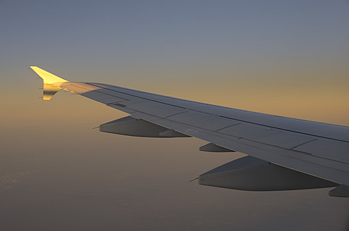 Blick auf ein Flugzeug in der Abenddämmerung in Frankfurt, Hessen, Deutschland - MUF001127