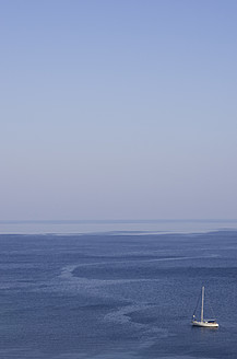 Gelassenes Segelboot gleitet durch die kristallklaren Gewässer von Ithaka, einer der atemberaubenden Ionischen Inseln Griechenlands - MUF001132