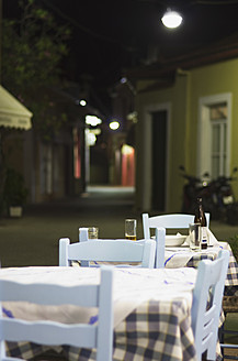 Gelassener Blick auf eine verlassene Taverne in Ithaka, einer der beschaulichen Ionischen Inseln in Griechenland - MUF001139