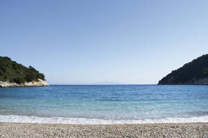 Blick auf den Strand von Filiatro und das Mittelmeer in Ithaka, einer der schönen Ionischen Inseln Griechenlands - MUF001146