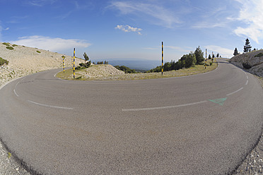 Blick auf einen verlassenen Bergpass in Vaucluse, Provence, Frankreich - RUEF000737