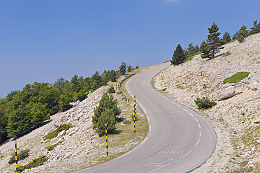 Serene view of a deserted winding road in the picturesque region of Vaucluse, Provence, France, overlooking the Mediterranean - RUEF000741