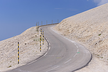 Landschaftlich reizvolle Fahrt über die kurvenreichen Straßen des Mont Ventoux in Vaucluse, Provence, Frankreichs Mittelmeerregion - RUEF000743