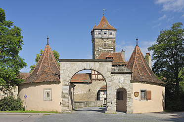 Ansicht von Roeder-Turm und -Tor in Rothenburg, Landkreis Ansbach, Mittelfranken, Deutschland - RUEF000756