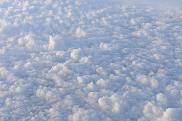 Luftaufnahme von flauschigen weißen Wolken aus dem Fenster eines Flugzeugs gesehen - RUEF000757