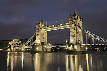 Die ikonische Tower Bridge überspannt die Themse in London, England, Vereinigtes Königreich - RUEF000758