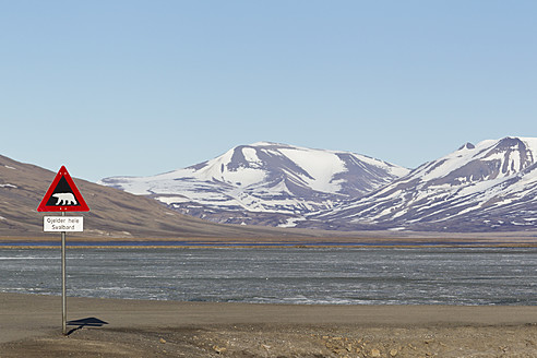 Eisbärenwarnschild mit dem Stausee von Longyearbyen im Hintergrund, Spitzbergen, Svalbard, Norwegen, Europa - FOF003694