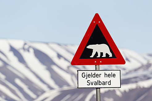 Ein Warnschild für Eisbären in Longyearbyen, Svalbard, Norwegen, das die Besucher an die Gefahren der arktischen Wildnis erinnert - FOF003695