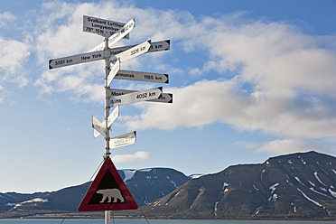 Hinweisschild in Longyearbyen, Svalbard, Norwegen, warnt vor Eisbären in der Gegend - FOF003701