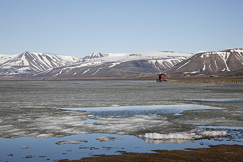Blick auf schneebedeckte Berge und einen Stausee in Longyearbyen, Svalbard, Norwegen, der nördlichsten Siedlung Europas - FOF003706
