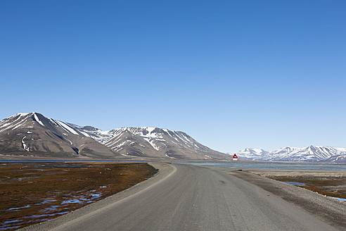 Vorsicht: Eisbärenkreuzung voraus. Eine Straße in Longyearbyen, Svalbard, Norwegen, bietet einen Blick auf die arktische Tierwelt - FOF003707