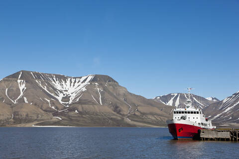 Faszinierender Blick auf ein Eisbrecherschiff im Hafen von Longyearbyen in Spitzbergen, Svalbard, Norwegen, Europa, lizenzfreies Stockfoto