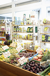 Erkunden Sie das vielfältige kulinarische Angebot auf dem Markt in Wolfratshausen in Oberbayern, Deutschland - TCF002120