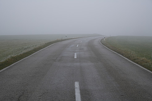 Ein beschaulicher bayerischer Morgen hüllt eine malerische Landstraße in einen zauberhaften Nebel - TCF002095