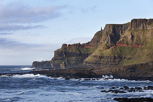 Der atemberaubende Sonnenuntergang über der Causeway Coast in Nordirland, Vereinigtes Königreich, bietet einen atemberaubenden und malerischen Anblick - SIEF001970