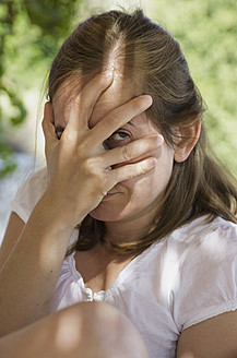 Griechenland, mittlere erwachsene Frau, die ihr Gesicht mit der Hand bedeckt - MUF001187