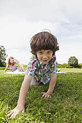 Kinder amüsieren sich in einem Park in Bayern - SKF000564