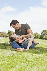 Vater und Sohn genießen die gemeinsame Zeit beim Spielen im Freien in einem schönen Park in Bayern - SKF000576