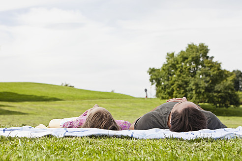 Ein Vater und seine Tochter genießen einen friedlichen Moment in den üppigen Feldern Bayerns, umgeben von der Ruhe der Natur - SKF000582