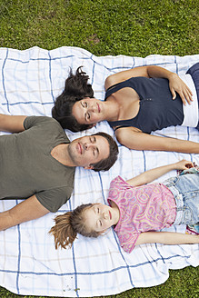 Ein friedlicher Tag im Park mit einer bayerischen Familie, die die atemberaubende Landschaft der Region Bayern genießt - SKF000601