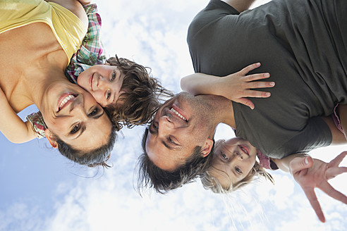 Familien verbinden sich bei spielerischen Huckepackfahrten und strahlendem Lächeln in einem malerischen bayerischen Park - SKF000613