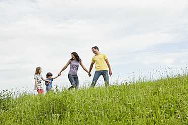 Ein ruhiger deutscher Park bietet eine üppige grüne Kulisse für den gemütlichen Spaziergang einer bayerischen Familie - SKF000618