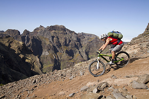Portugal, Madeira, Älterer Mann fährt Mountainbike - FFF001231