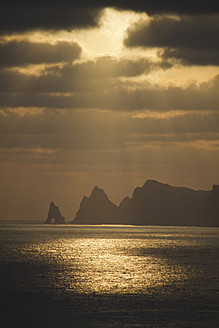 Atemberaubender Blick auf das Meer bei Sonnenuntergang in Madeira, Portugal - FFF001236