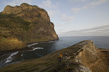 Aufregende Abenteuer warten auf Mountainbiker, die das raue Terrain von Madeira, Portugal, erkunden - FFF001235