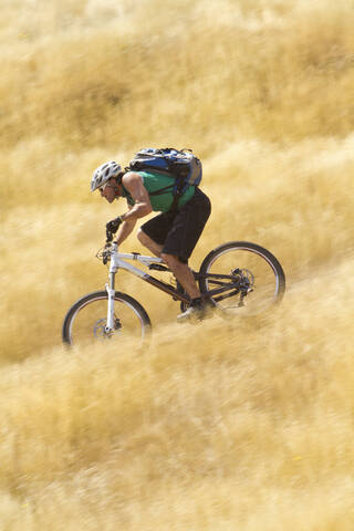Ein erfahrener Radfahrer genießt auf seinem Mountainbike die malerischen Pfade von Madeira, Portugal, lizenzfreies Stockfoto